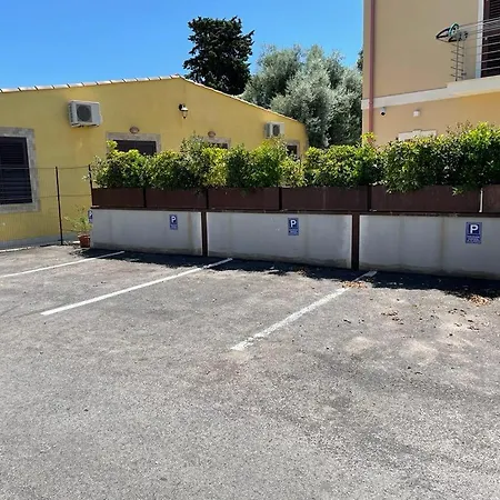 Le Al Quadrato מלון דירות סירקוזה